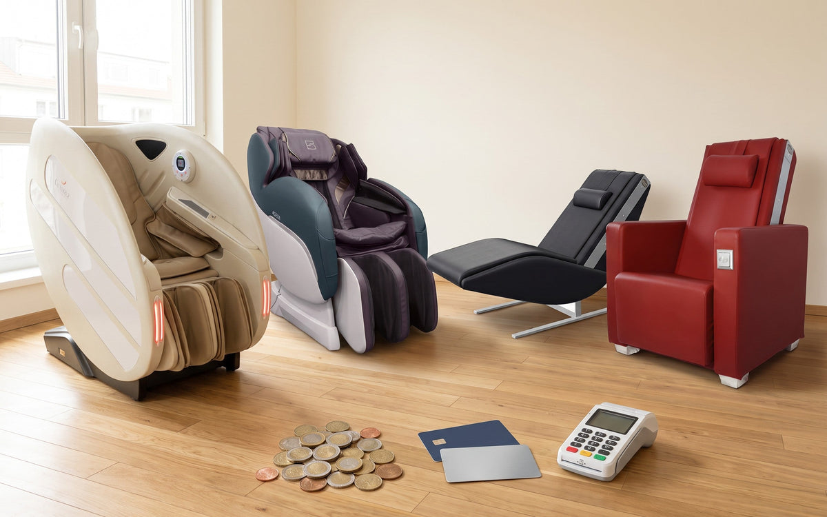 Vier Massagesessel mit Zahlungsfunktion im Showroom, davor Münzen, Karten und Kartenterminal, Rendering