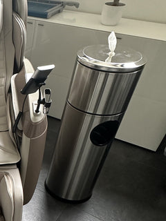 
Hygienestation aus Edelstahl neben einem Massagesessel, oben schaut ein Tuch aus dem Spender